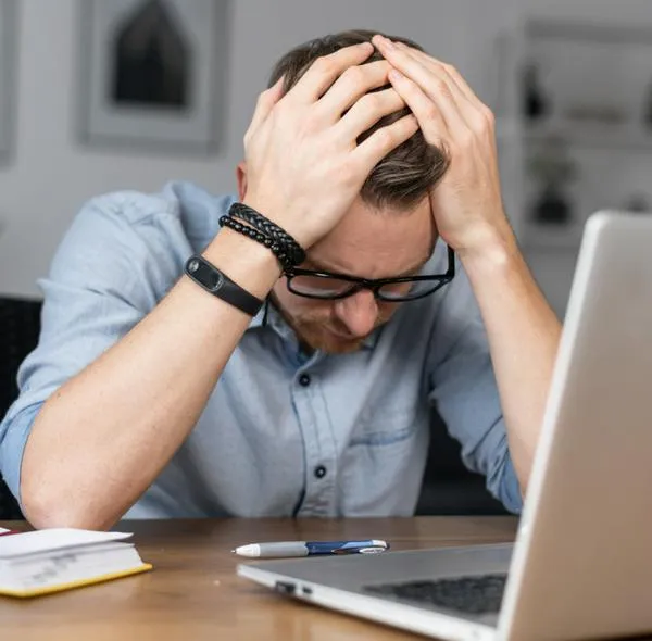 Empleado, a propósito de cuánto le pueden descontar a una persona por faltar al trabajo: detalles