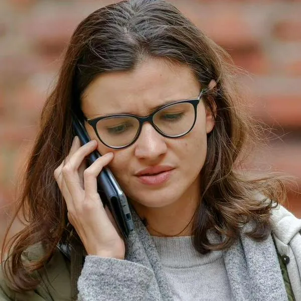 Foto de mujer hablando, en nota de cómo se llaman las personas que no dejan celular, según psicología: es muy común