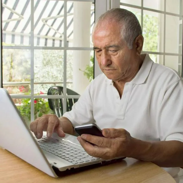 Persona adulta trabajando.