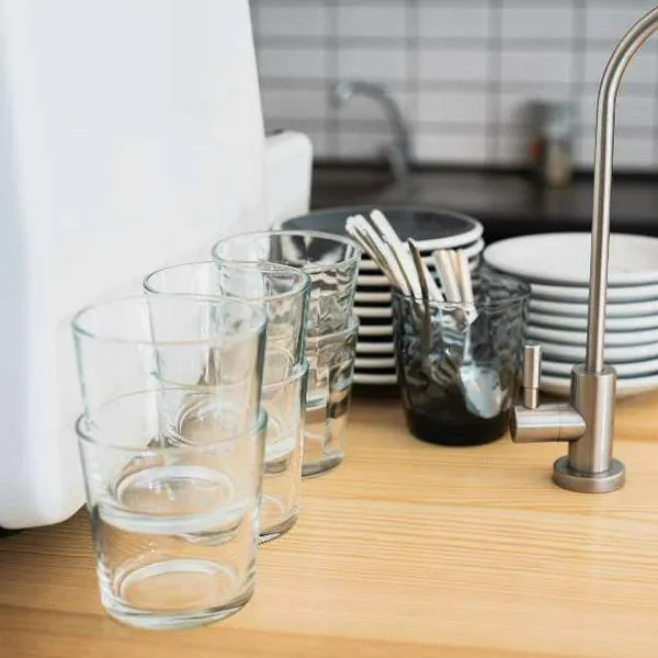 Foto de loza con vasos, en nota sobre cómo se guardan los vasos, boca arriba o boca abajo: truco para ahorrar espacio