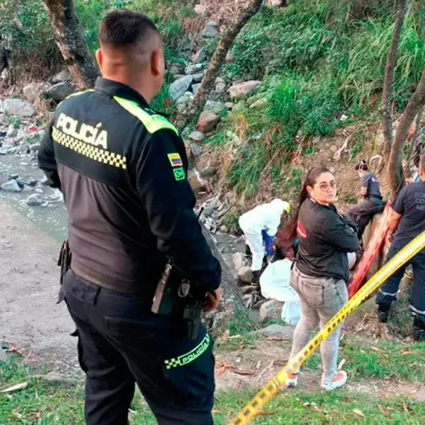 Hallaron el cuerpo de un hombre quemado al lado de una quebrada en el noroccidente de Medellín