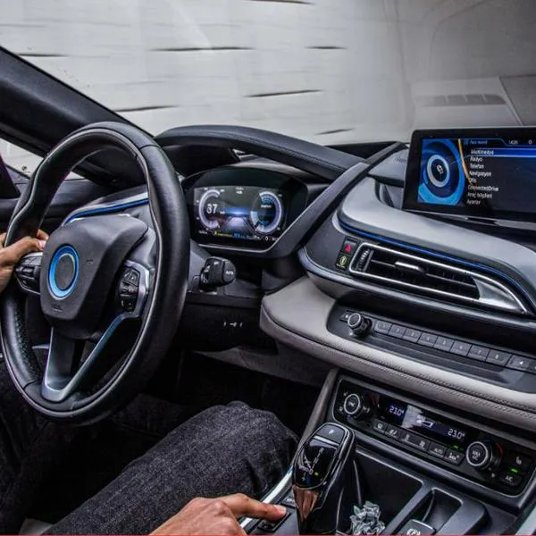 Los carros no tendrían solo pantalla táctil a partir de 2026 para evitar accidentes por orden de Euro NCAP, que obligó el cambio en muchos modelos.