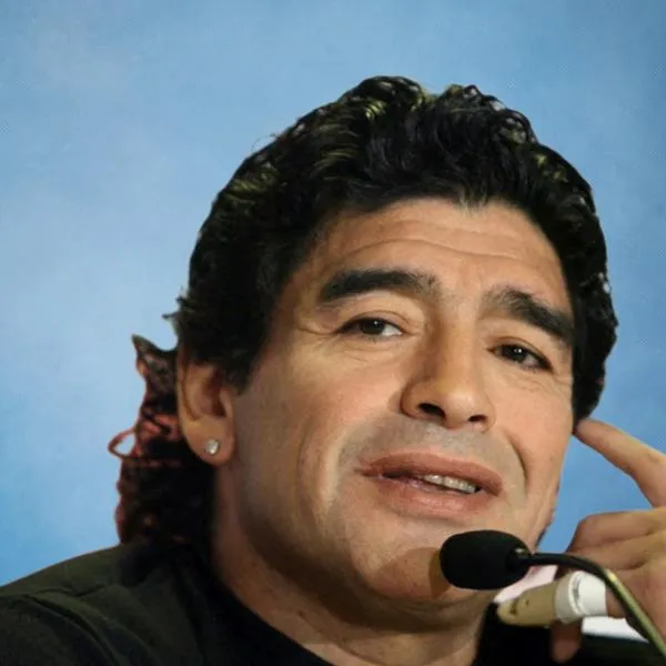 Revelan foto de Maradona. 