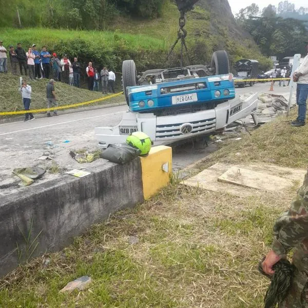 Accidente en vía Bogotá-La Vega hoy: camión se volcó y conductor murió