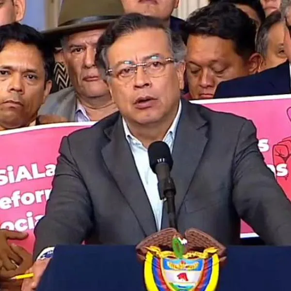 El presidente Gustavo Petro acusó a congresistas de recibir dinero para hundir reforma laboral y reforma a la salud y convocará consulta popular.
