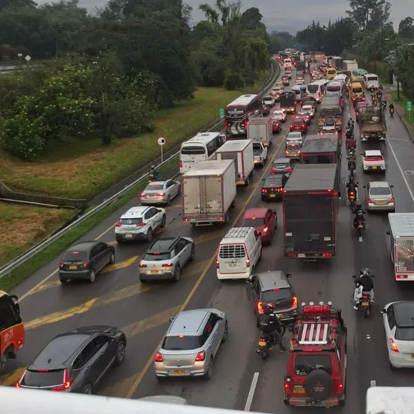 Trancón en la Autopista Norte completa más de 3 horas por aguacero. La vía está completamente inundada y hay paso restringido para vehículos.
