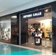 Cierran tiendas de Arturo Calle en famoso centro comercial Plaza Central, en Bogotá. Lo que pasó fue inesperado por niños y muchas familias. 