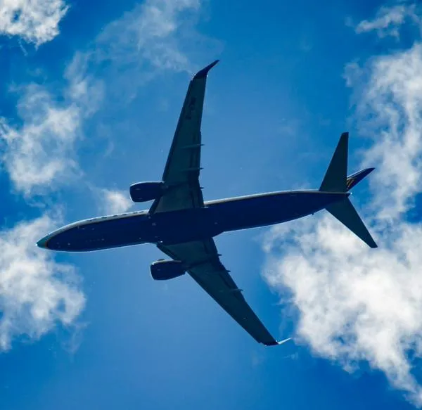 Avión tuvo que aterrizar de emergencia por inesperado olor: qué pasó