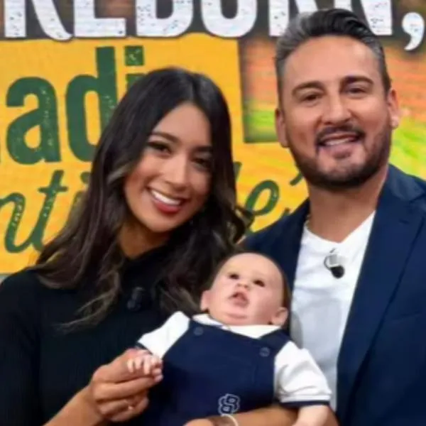 Pareja de colombianos crearon un hijo con inteligencia artificial y hasta silicona. Dicen que lo tratan como un humano normal y es una terapia. 