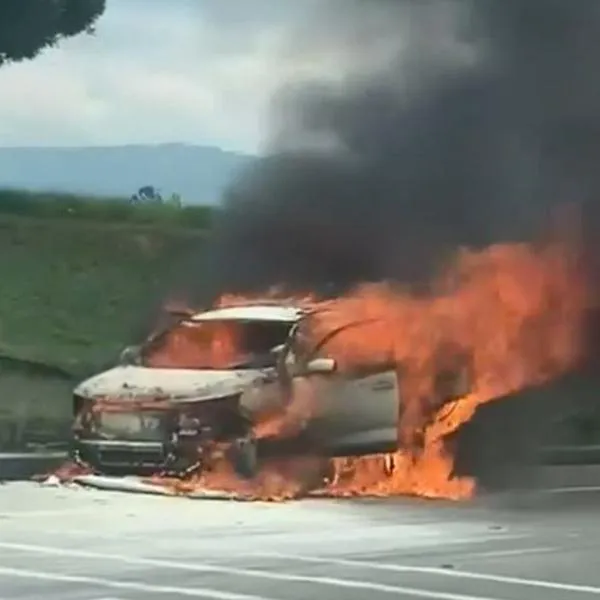 Así quedó el carro que se incendió en la vía Bogotá-Zipaquirá