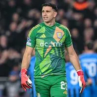 'Dibu' Martínez celebró como un gol pase que hizo en Aston Villa y que causó roja en rival