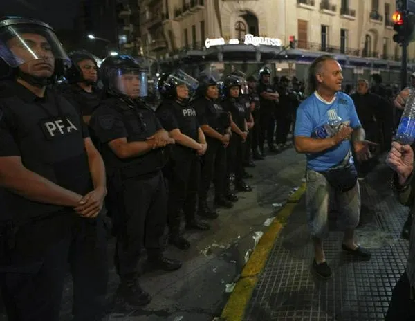 Las barras bravas se unen a la manifestación de los jubilados en Argentina