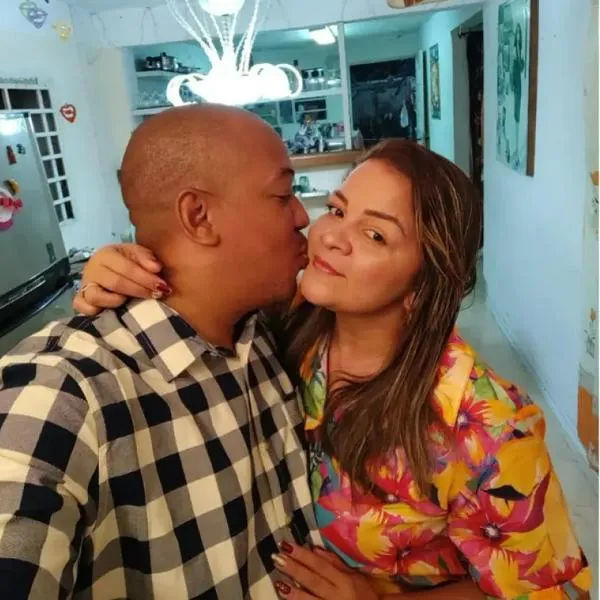 Mujer pide ayuda con una visa humanitaria para poder acompañar a su esposo en UCI de EE.UU