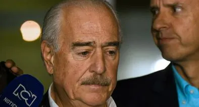 Revelan audio de Andrés Pastrana, expresidente de Colombia, retenido, asustado y desconcertado en un aeropouerto de África. Acá, los detalles.