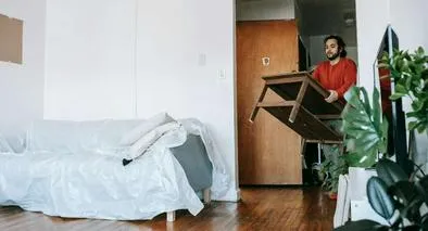 Foto de mudanza, en nota sobre qué significa que una persona le guste cambiar cosas de lugar, según psicología