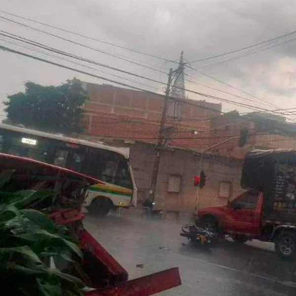 EN VIDEO: Al menos siete carros y una moto se chocaron en Manrique: un menor de edad murió