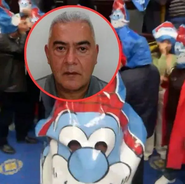Congreso enmascarados de Papá Pitufo en protesta contra Gustavo Petro