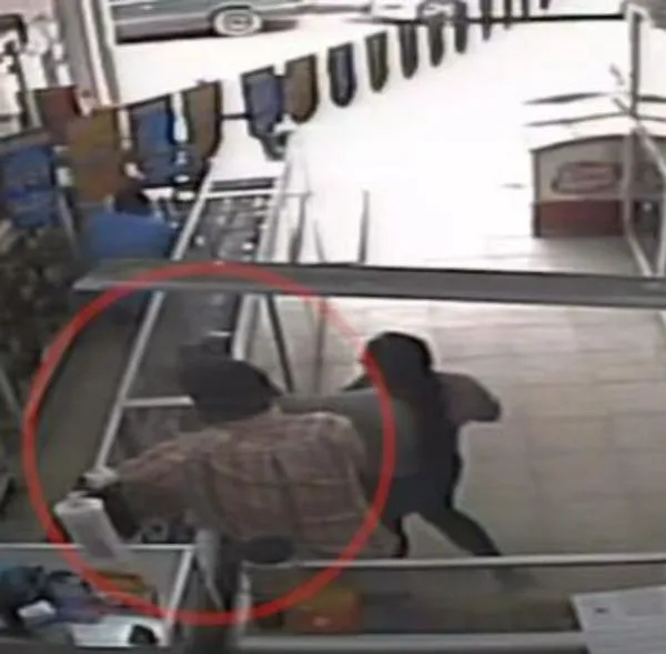 Capturaron a alias El abuelo: lo grabaron robando dinero en droguería en Bogotá