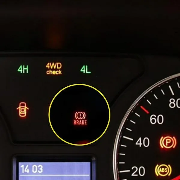 ¿Qué significa brake en el tablero del carro?