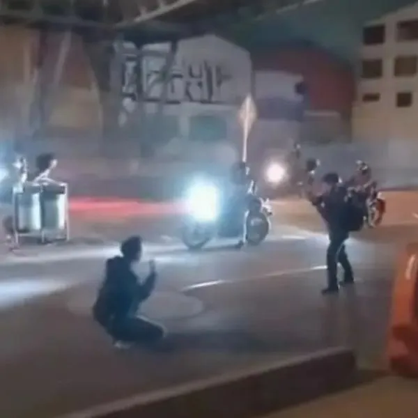 Momento en el que un motociclista en Bogotá saca una pistola a un ladrón en plena calle y lo hace rogar de rodillas