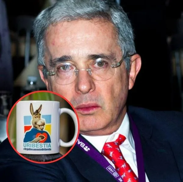 Álvaro Uribe sacó en su audiencia una taza 'uribestia' y se hizo viral en redes