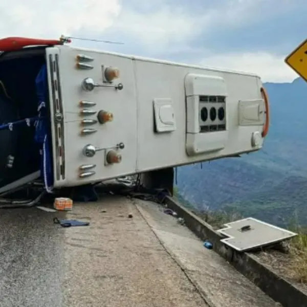 Bus se volcó y estuvo a punto de caer a un abismo