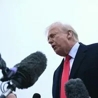 Donald Trump golpeado por micrófono