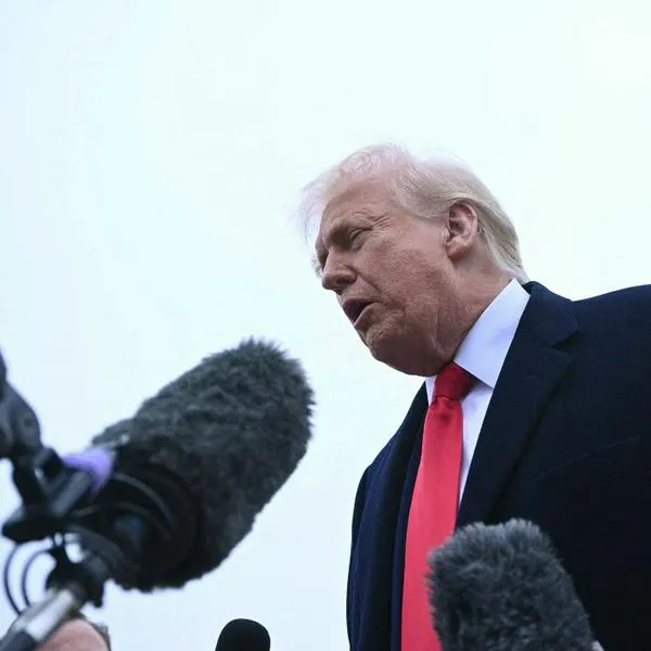 Donald Trump golpeado por micrófono
