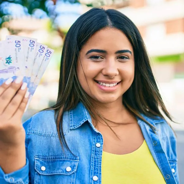 Mujer con dinero colombiano