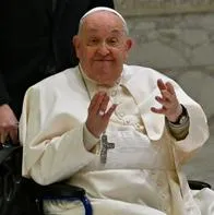 El papa Francisc presenta una mejora, pero los médicos que lo atienden dicen que debe seguir hospitalizado por las complicaciones respiratorias que padece.