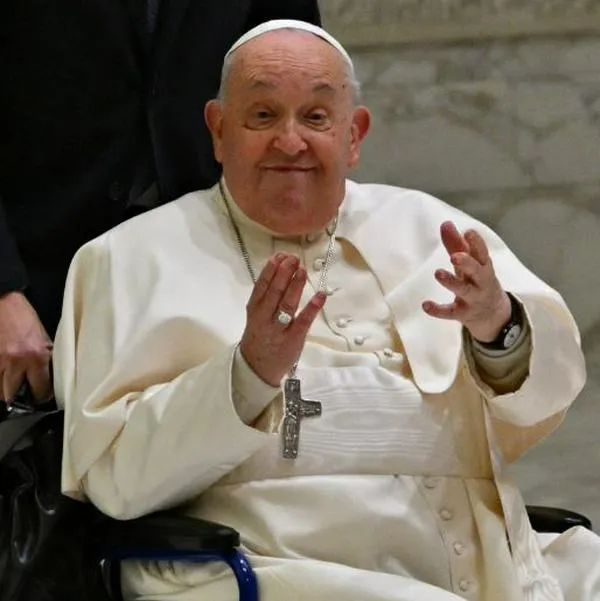 El papa Francisc presenta una mejora, pero los médicos que lo atienden dicen que debe seguir hospitalizado por las complicaciones respiratorias que padece.