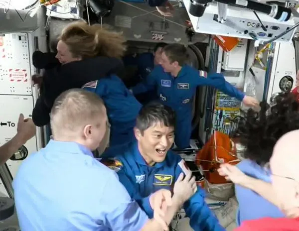 Crew Dragon llega a la Estación Espacial Internacional para relevar a los astronautas varados