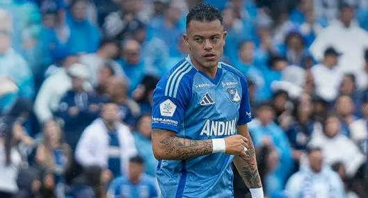 Leonardo Castro, de Millonarios, descontrolado en la banca con el DT por cambiarlo en el juego vs. Águilas Doradas en El Campín. 