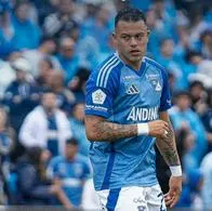 Leonardo Castro, de Millonarios, descontrolado en la banca con el DT por cambiarlo en el juego vs. Águilas Doradas en El Campín. 