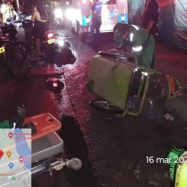 Video: conductor de automóvil atropelló a tres empleados de empresa de aseo y huyó