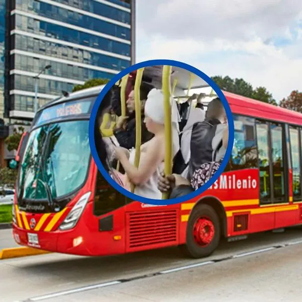 A mujer en Bogotá se le pegaron las cobijas y salió en toalla montada en un bus de Transmilenio. Parece que es una campaña de publicidad. 