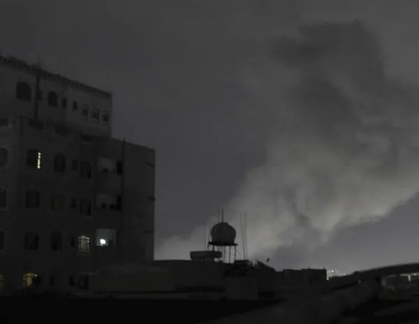 Los rebeldes hutíes intensifican su ofensiva tras bombardeos de Estados Unidos
