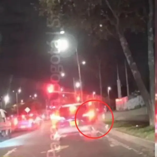 Robo en Bogotá: ladrón fue grabado rompiendo vidrio de carro en semáforo en rojo