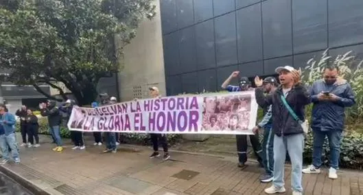 Hinchas de Millonarios protestan contra directivos en la sede administrativa