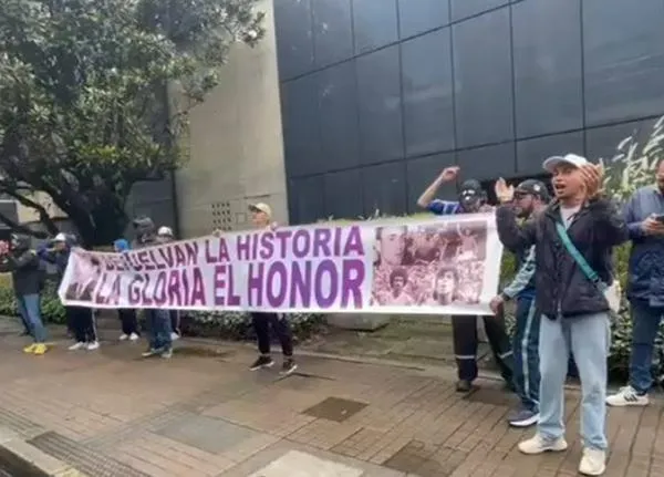 Hinchas de Millonarios protestan contra directivos en la sede administrativa