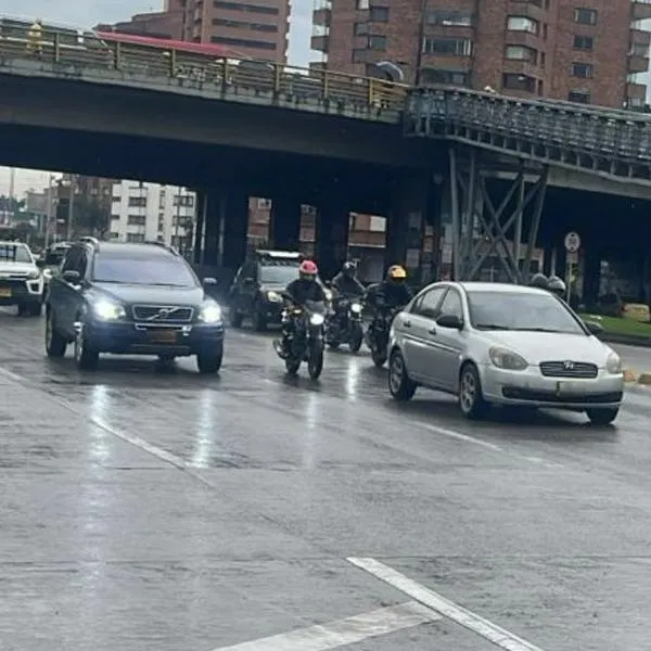 Aguacero hoy Bogotá inundó avenida NQS con calle 70 y hay caos en la movilidad