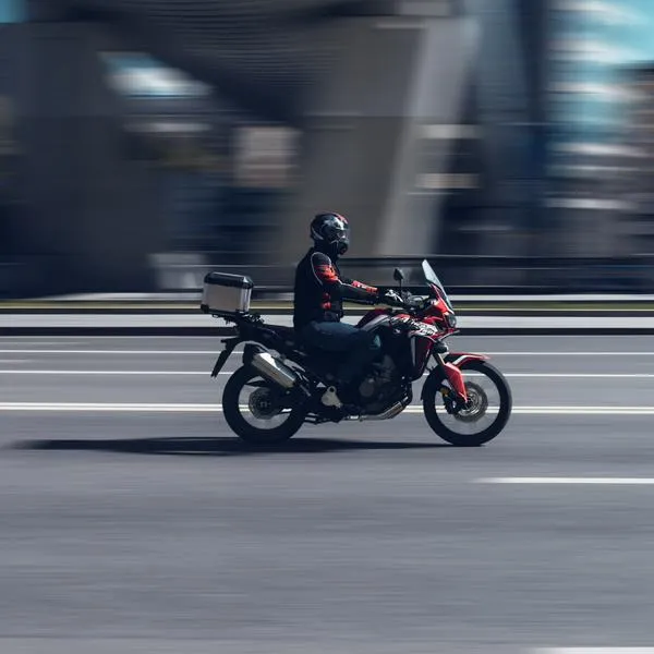 Cómo puedo evitar sentir frío en la moto: hay truco casero con papel periódico