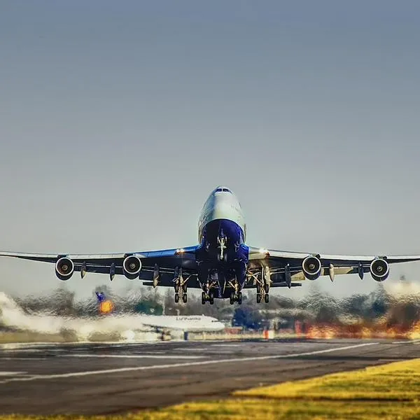 Avión despegando, en nota sobre que aeropuerto en Colombia podrá recibir vuelos internacionales