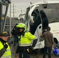 Bus chocó contra estación de Transmilenio en Bogotá y se llevó varios carros en la localidad de Bosa. Al parecer, se quedó sin frenos. 