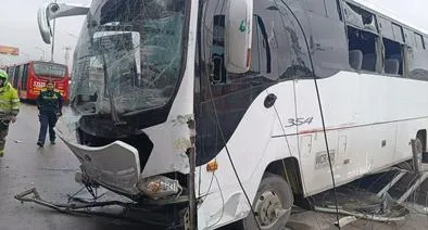 Accidente de bus en Bosa: chocó un Transmilenio, una estación, carros y motos.