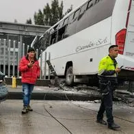 Aparece video del momento exacto en que bus choca contra estación de Transmilenio en un tráfico accidente, en Bogotá. Hay 3 heridos. 