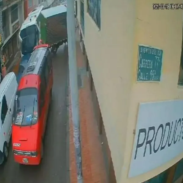 Video del momento en que bus arrasa con 7 carros y queda en estación en Bosa