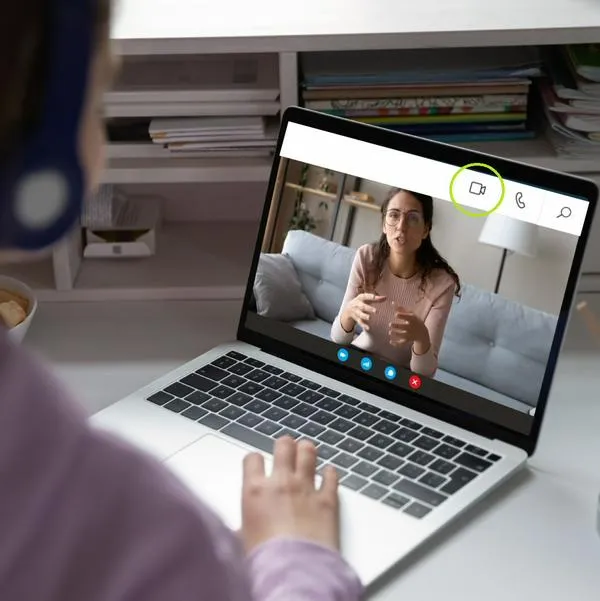 ¿Cómo puedo hacer una videollamada por WhatsApp en mi computador?