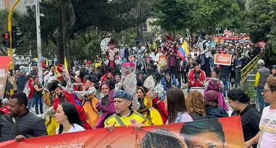 Marchas a favor de las reformas de Petro y bloquena estaciones de Transmilenio.