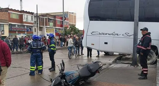 Razón por la que conductor estrelló estación de Transmilenio y arrolló siete carros dejando 3 personas heridas. Tuvo epilepsia en un bus.